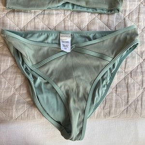 Small L space bottom in green